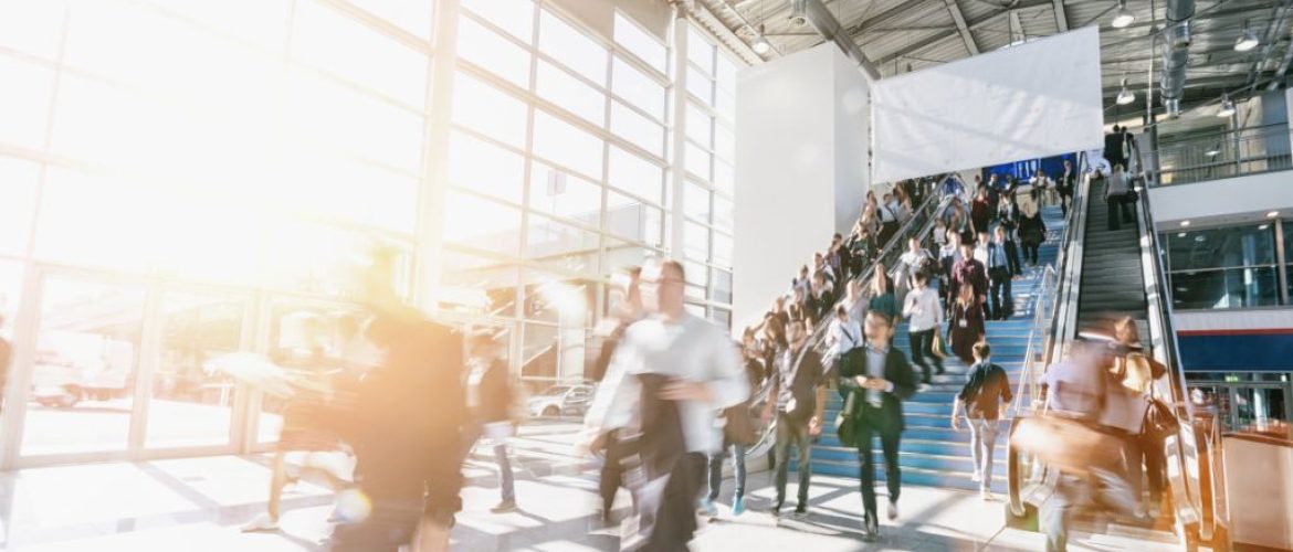 Messe Halle Menschen auf der Rolltreppe